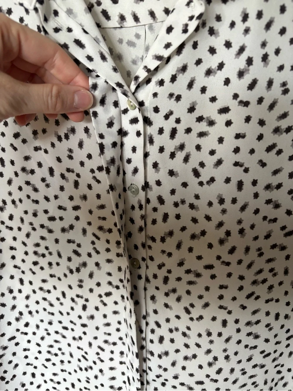 H&M Women's Size 6 White Black Spotted Long Sleeve Button Up High Low Blouse - Picture 5 of 6